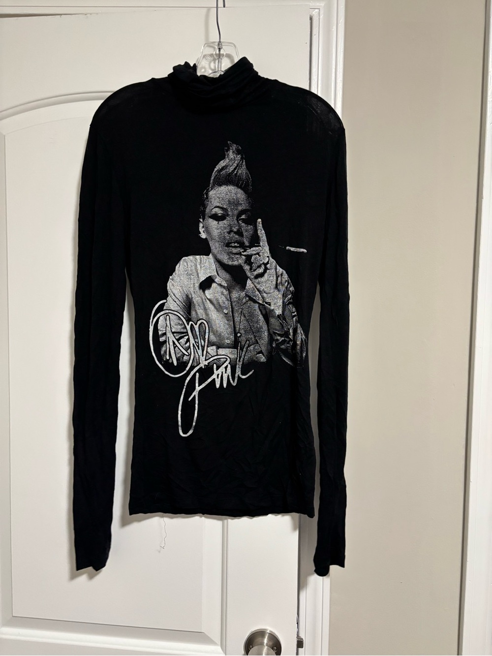 ARTIST PINK, Black Long-Sleeve Graphic Turtleneck Top, Size Medium